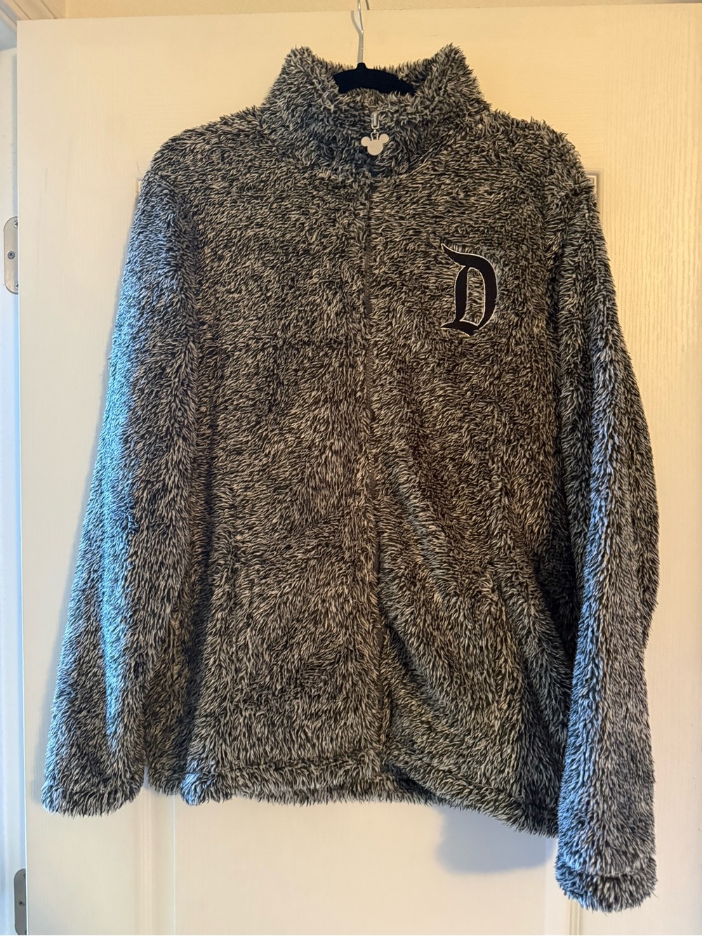 DISNEYLAND PLUSH FUZZY GRAY/BLACK FULL ZIP LOGO FLEECE JACKET WOMENS LARGE
